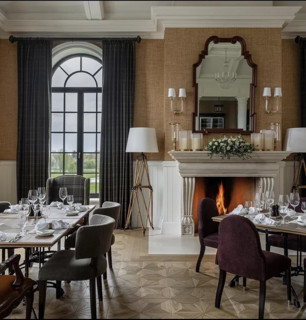 Raevo-Dining-979x1024