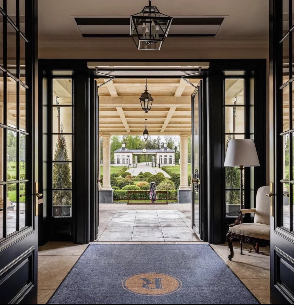 Raevo-Entry-987x1024